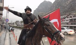 Tokat'tan Amasya'ya at üzerinde elinde Türk bayrağıyla geldi