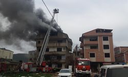 Yıkım işlemleri sırasında 4 katlı binanın çatısı yandı
