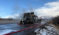 Yolcu taşıyan minibüs, alev topuna döndü