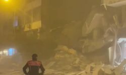 Ağır hasarlı bina, yıkım sırasında çöktü