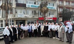 AK Parti'li kadınlar geleneksel kıyafetler giyip, Zeynep Akgün'e destek verdi