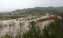 Antalya'yı sağanak vurdu; 7 ilçede okullar tatil edildi (4)
