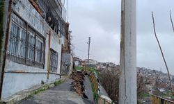 Asfalt yol, sağanak sonrası çöktü