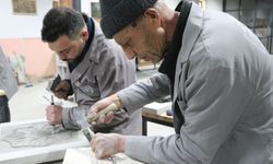 Baba-oğul, tarihi Rum Yetimhanesi'nin bahçesinde kurulan atölyede taşa şekil veriyor/Ek fotoğraflar