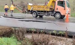 Balıkesir'de asfalt yol, sağanak sonrası çöktü