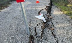 Balıkesir'de heyelanda mahalle yolu ulaşıma kapandı