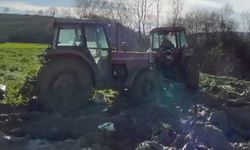Çamura batan traktörü çıkarmak isteyen çiftçilerin 2 traktörü de çamura saplandı