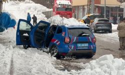 Çatıda biriken kar, jandarma aracının üzerine düştü: 2 yaralı