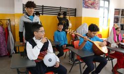 Depremde kaybettiği çocuklarının anısını bilim ve sanatla yaşatıyor