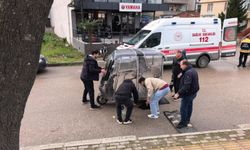 Devrilen triportörün sürücüsü yaralandı, yanındaki oğlu gözyaşı döktü