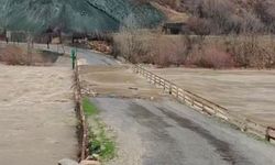 Diyarbakır'da yağış sonrası dere taştı, köprü su altında kaldı