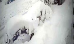 İş makinesinin yol temizliği sırasında kara gömülen otomobile çarptığı kaza kamerada