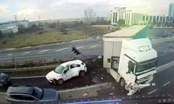 Işık ihlali yapan TIR'ın çarptığı otomobilin sürücüsü yaralandı; kaza kamerada