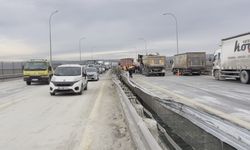 İstanbul - Büyükçekmece TEM Otoyolu'nda hafriyat kamyonu devrildi