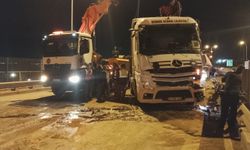 İstanbul - Büyükçekmece TEM Otoyolu'nda TIR devrildi; şoförü yaralandı