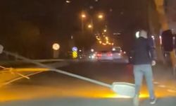 İstanbul - İstanbul'da fırtına nedeniyle bazı binaların çatısı uçtu, denizde dev dalgalar oluştu