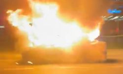 İstanbul - Kartal'da seyir halindeki otomobil alev alev yandı