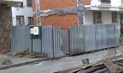 İstanbul- Sultangazi'de beton pompasının borusu patladı; 2 apartman ve 3 araç betonla kaplandı