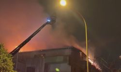 İstanbul - Üsküdar'da 7 katlı metruk binanın çatısı alev alev yandı