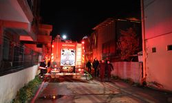 İzmir'de mobilya atölyesinde çıkan yangın, depoya ve iş yerlerine sıçradı