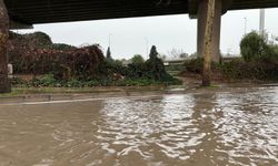 İzmir'de sağanak; cadde ve sokaklar göle döndü