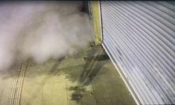 Kaldırımda yürüyen anne ile kızı, çöken binadan savrulan beton parçalarından kaçarak kurtuldu