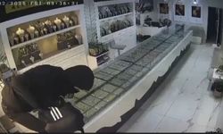 Kar maskeli şüpheliler, kuyumcu çalışanını darbedip 1 kiloya yakın altını alarak kaçtı (3)
