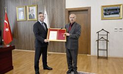 Madalyası depremde kaybolan gaziye yenisi hazırlanıp verildi