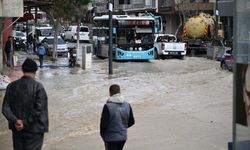 Manisa'da sağanak sonrası dere taştı, yollar ve tarım alanları suyla doldu