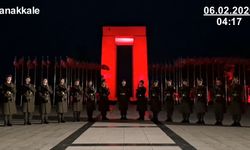 Mehmetçikten, 6 Şubat depremlerinde hayatını kaybedenler için saygı duruşu