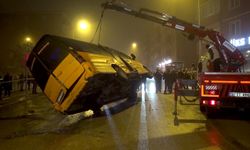 Minibüs ile hafif ticari araç çarpıştığı kaza kamerada; 2 yaralı