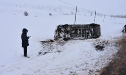 Öğrenci servis minibüsü devrildi: 14 yaralı