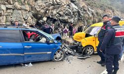 Otomobil, hafif ticari araçla çarpıştı: 1 çocuk öldü, 6 yaralı