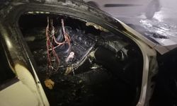 Otomobil otoparkta alev aldı