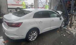 Otomobilin lokantaya girdiği kaza kamerada