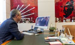 Özgür Özel, Adana'da Atatürk büstünü fırtınadan koruyan öğrencilerle görüştü