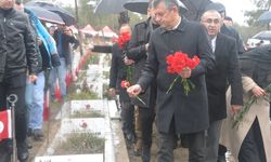 Özgür Özel, Kahramanmaraş'ta depremde ölenlerin mezarlarını ziyaret etti