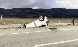 Refüje çarpan otomobil, takla attı; 5 yaralı