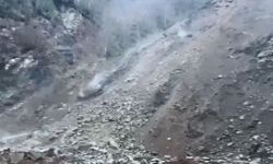 Rize'de köy yolunda heyelan kamerada