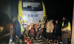 Savaştepe'de yolcu treninin lokomotifi, düşen kaya nedeniyle raydan çıktı