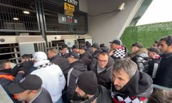 Serdal Adalı, Kocaeli deplasmanında taraftarlarla tribüne girdi