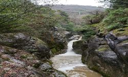 Su seviyesi yükselen dereden geçen dağcı yaşadıklarını anlattı