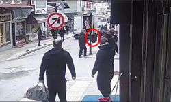 Tabanca ile vurup tekmeledi; o anlar kamerada