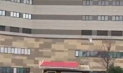 Taksiye binemeyen kadın, durak camlarını kırdı: O anlar kamerada