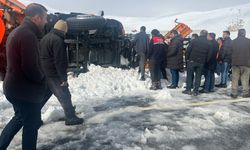 Tendürek Geçidi'nde kar küreme aracı devrildi: 2 ölü