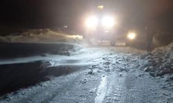 Tipi nedeniyle yolda mahsur kalan 30 kişi kurtarıldı; okullara 1 gün ara verildi