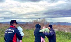 Ulubat Gölü taştı, mahsur kalan aile botla kurtarıldı