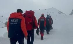 Verici istasyonundaki arızaya giden ekibin üzerine çığ düştü