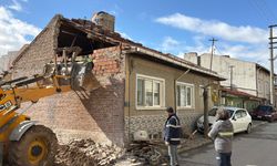 Yol genişletme çalışması sırasında evin bahçe duvarı yıkıldı