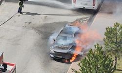 Alev alan elektrikli otomobile, yangın battaniyesi ile müdahale